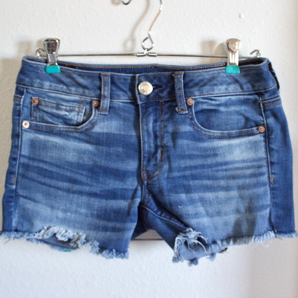 AEO Midi Medium Wash Denim Shorts Size 4